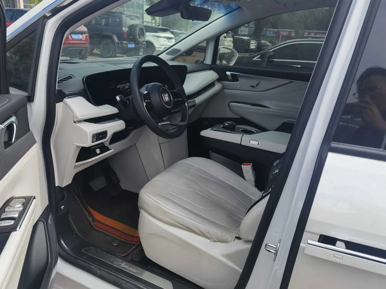 Buick 2024 GL8 Lu Zun PHEV 1.5T Exclusive Edition 7-seat Automatic Gear 3