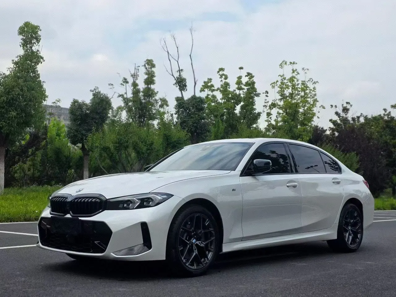 Открыть галерею: BMW 3 Series 2026 330Li 2.0T M Sports Obsidian Night Suit Automatic Gear