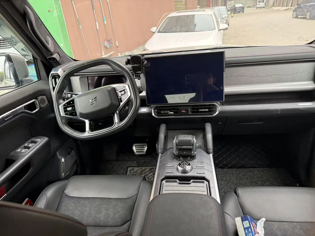 Jetour 2024 Traveler 2.0T Four-wheel Drive Through PRO Entertainment Edition Automatic Gear 6