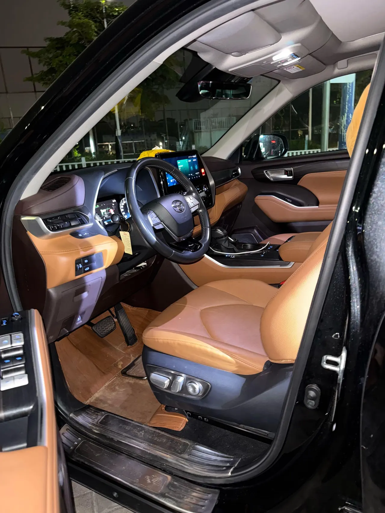 Toyota 2022 Highlander Dual Engine 2.5 Stepless Four-wheel Drive Premium Edition 7-seat Automatic Gear 2