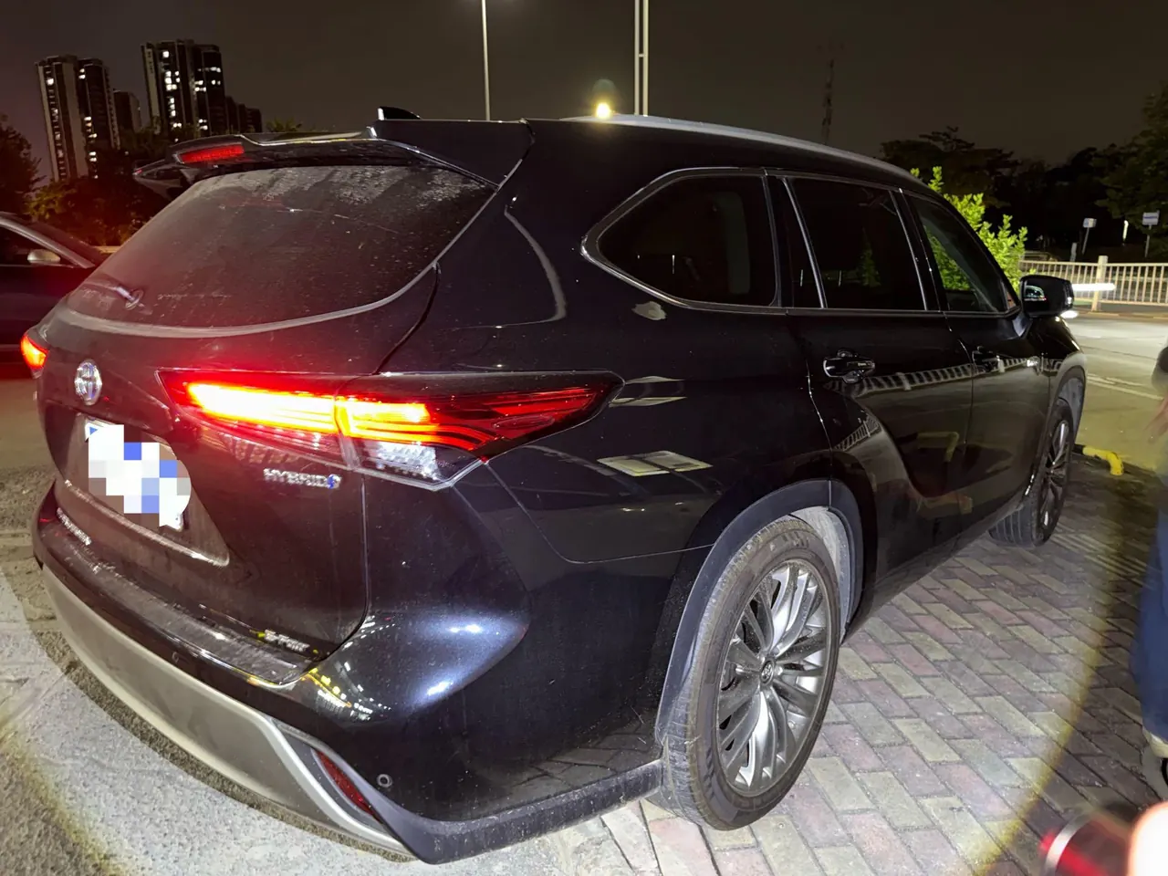 Toyota 2022 Highlander Dual Engine 2.5 Stepless Four-wheel Drive Premium Edition 7-seat Automatic Gear 5