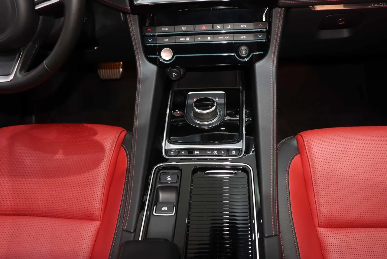 Jaguar F-PACE (Imported) 2020 F-PACE 2.0T Flag Edition Automatic Gear 15