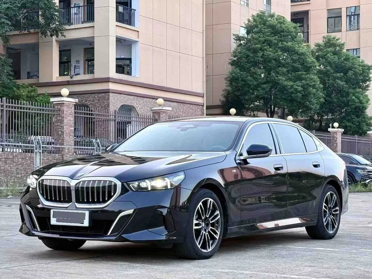 Open image lightbox: BMW 5 Series 2026 model 530Li 48V 2.0T Leading Edition M Sport Package Automatic