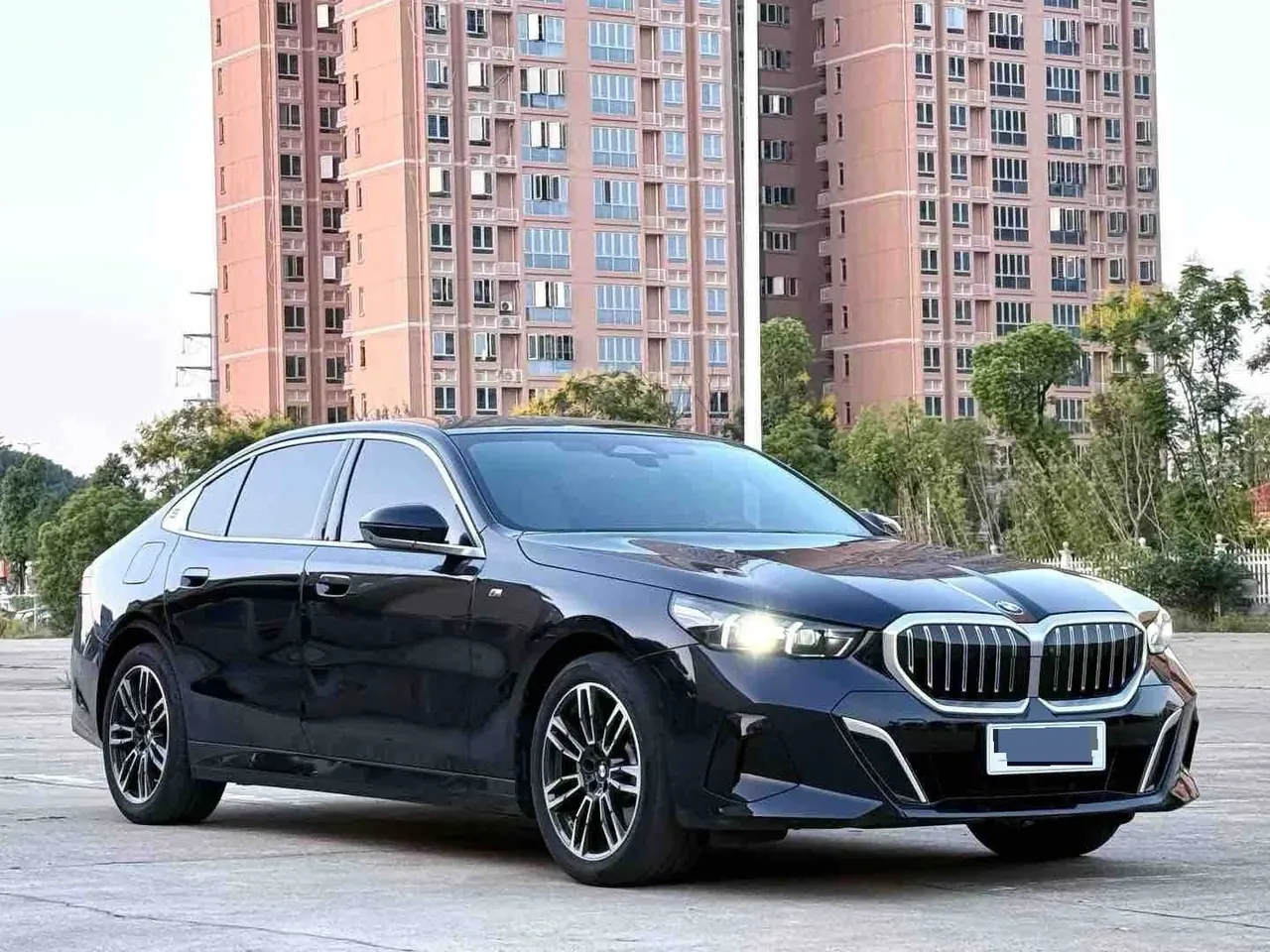 BMW 5 Series 2026 model 530Li 48V 2.0T Leading Edition M Sport Package Automatic 3