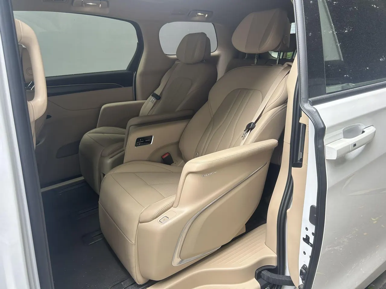 Buick 2025 GL8 Lu Shang 1.5T Premium Edition 7-seat Automatic Gear 3