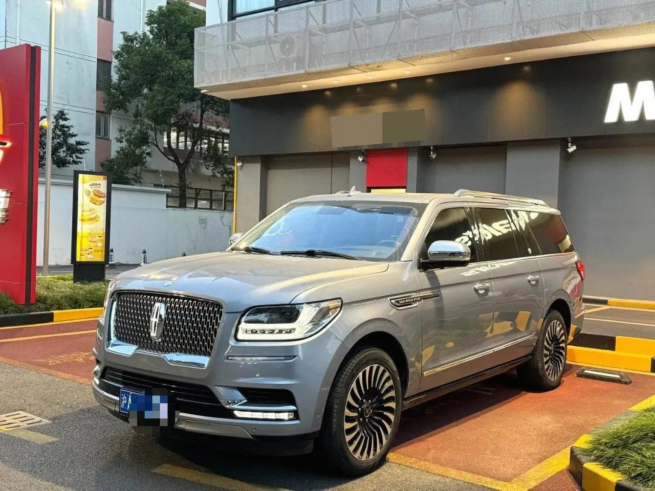 Открыть галерею: Lincoln Navigator (Imported) 2020 Navigator 3.5T L Long Axis Presidential Edition Automatic Gear