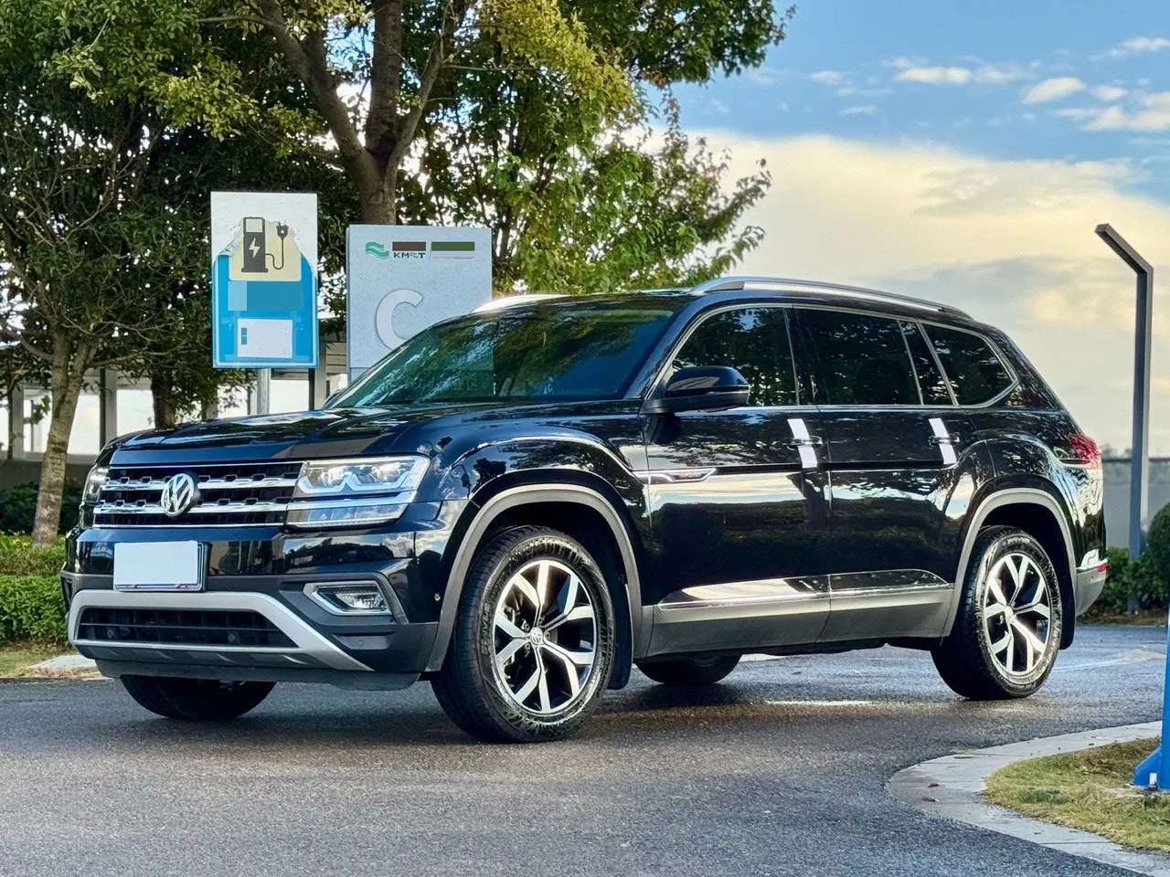 Открыть галерею: Volkswagen 2020 Tuang 2.0TSI 380TSI Four-wheel Drive Deluxe Edition Automatic Gear