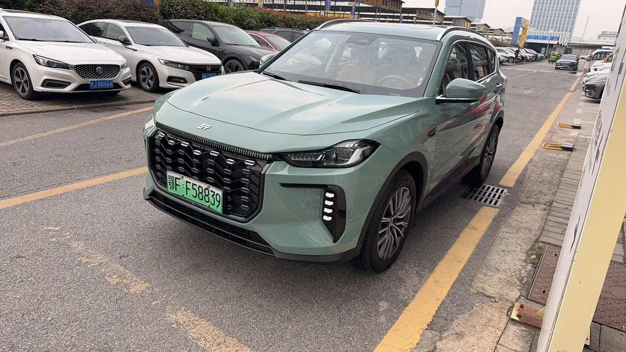 Открыть галерею: Jetour 2024 X70 C- DM 1.5T Sailing Edition PRO 5-seat Automatic Gear