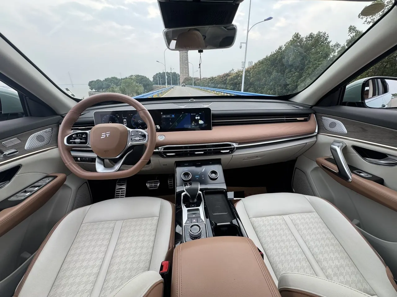 Jetour 2024 X70 C- DM 1.5T Sailing Edition PRO 5-seat Automatic Gear 6