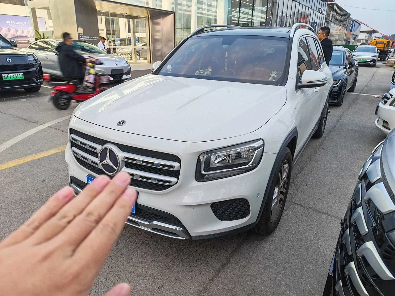 Открыть галерею: Mercedes Benz 2020 GLB 180 1.3T Dynamic Automatic