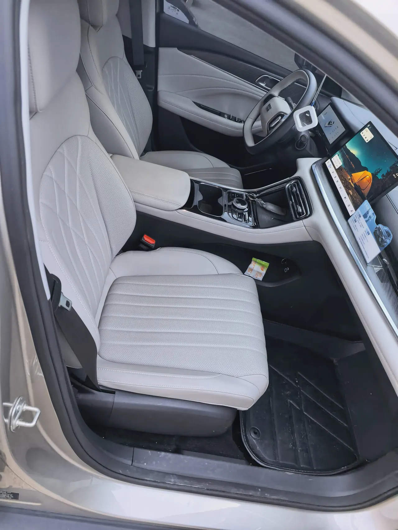Geely Galaxy 2025 xingyao 6 EM-i 1.5 125km exploration version automatic gear 3