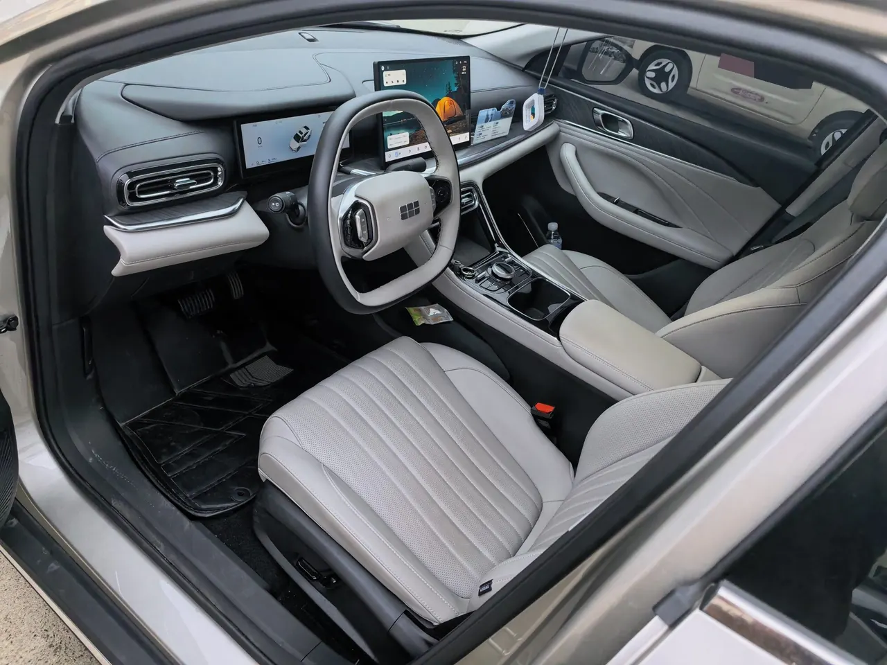 Geely Galaxy 2025 xingyao 6 EM-i 1.5 125km exploration version automatic gear 4