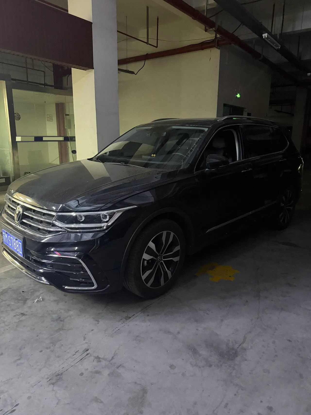 Open image lightbox: Volkswagen 2025 Tiguan L R-Line 2.0TSI 330TSI outstanding two-wheel drive R-Line Long Yao version automatic gear