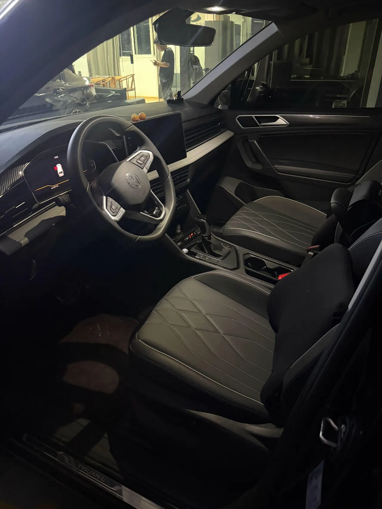 Volkswagen 2025 Tiguan L R-Line 2.0TSI 330TSI outstanding two-wheel drive R-Line Long Yao version automatic gear 3