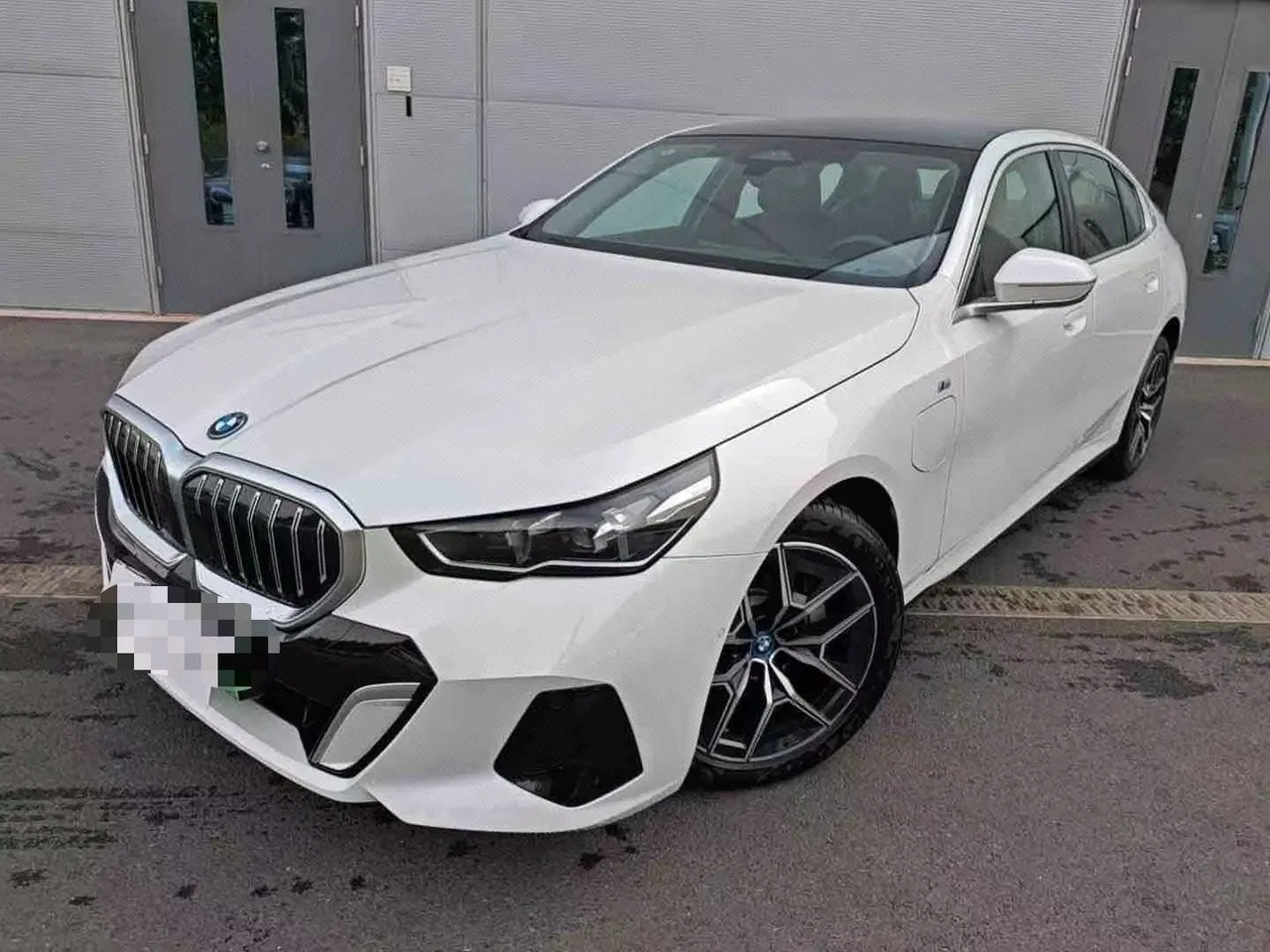 BMW 2024 i5 eDrive 35L Deluxe Set Automatic Gear - View 1