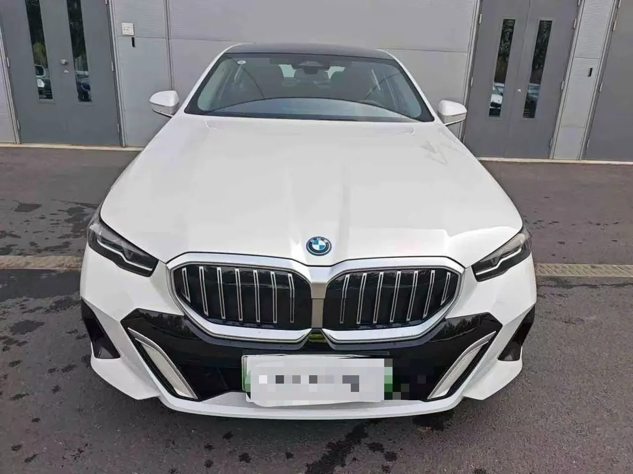 BMW 2024 i5 eDrive 35L Deluxe Set Automatic Gear 2