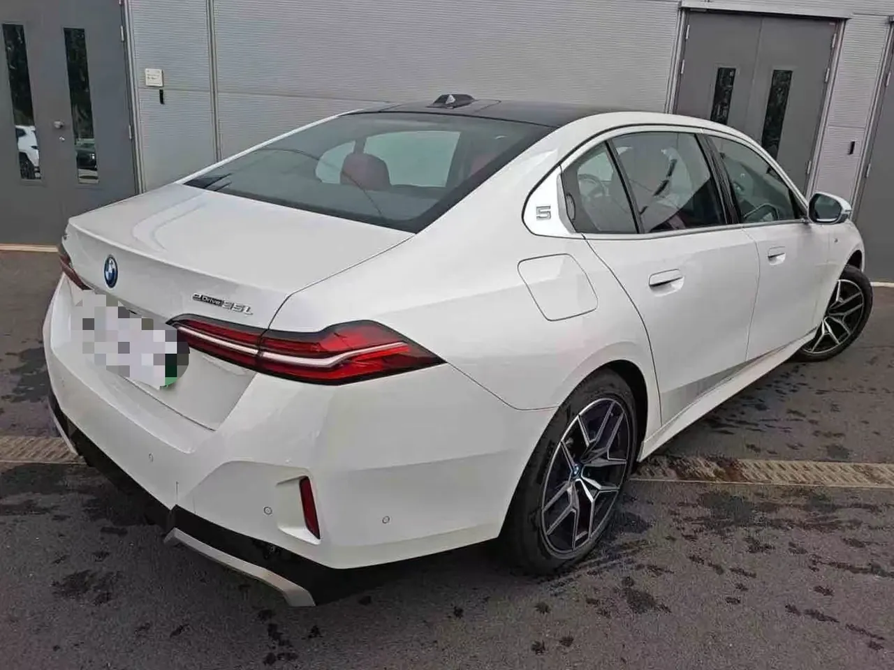 BMW 2024 i5 eDrive 35L Deluxe Set Automatic Gear 3