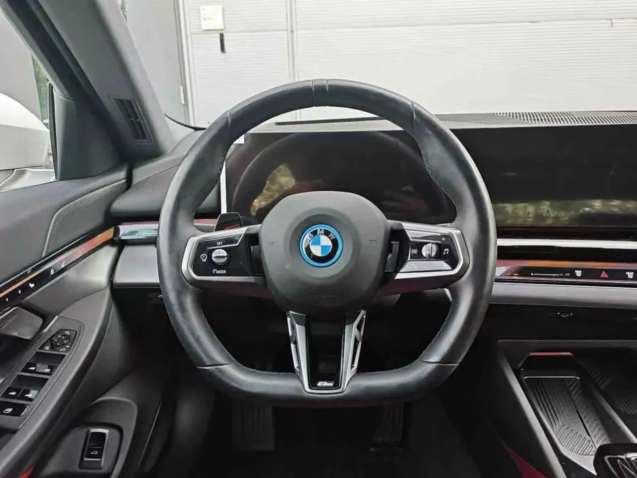BMW 2024 i5 eDrive 35L Deluxe Set Automatic Gear 4