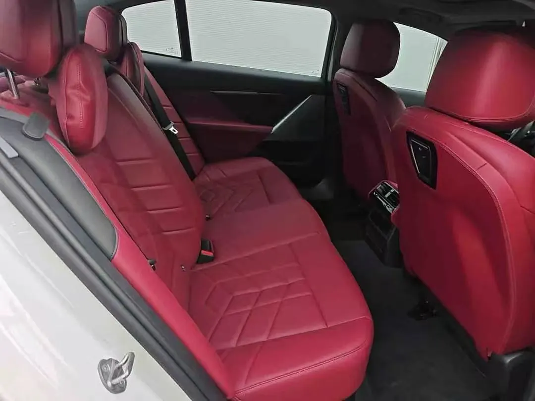 BMW 2024 i5 eDrive 35L Deluxe Set Automatic Gear 5
