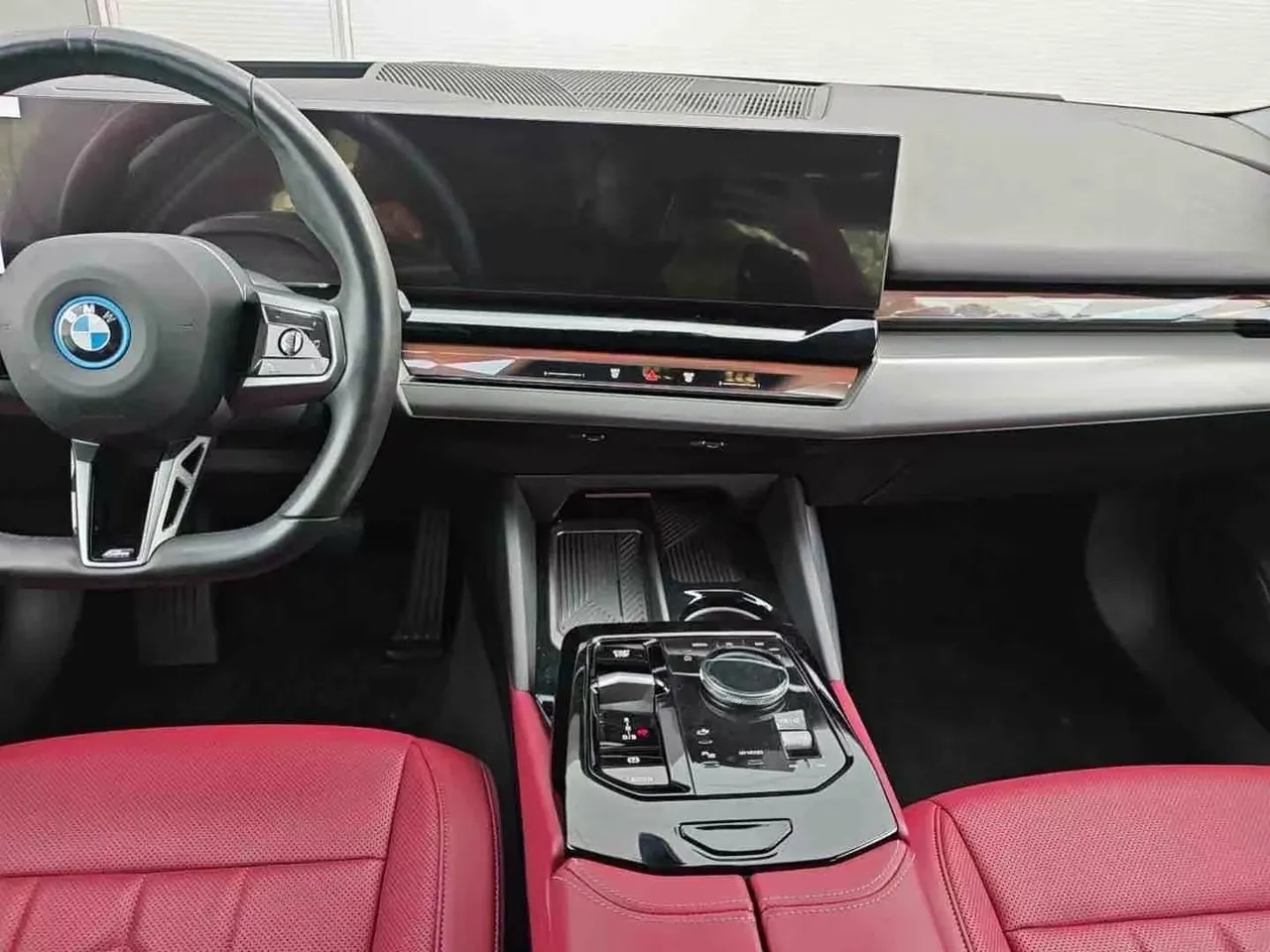 BMW 2024 i5 eDrive 35L Deluxe Set Automatic Gear 6