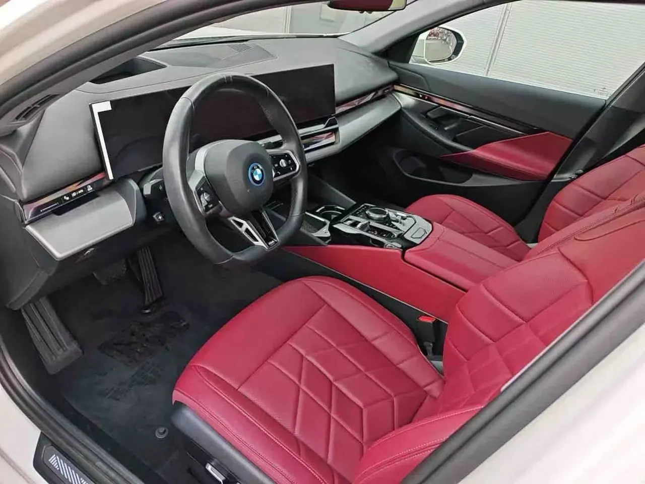 BMW 2024 i5 eDrive 35L Deluxe Set Automatic Gear 7