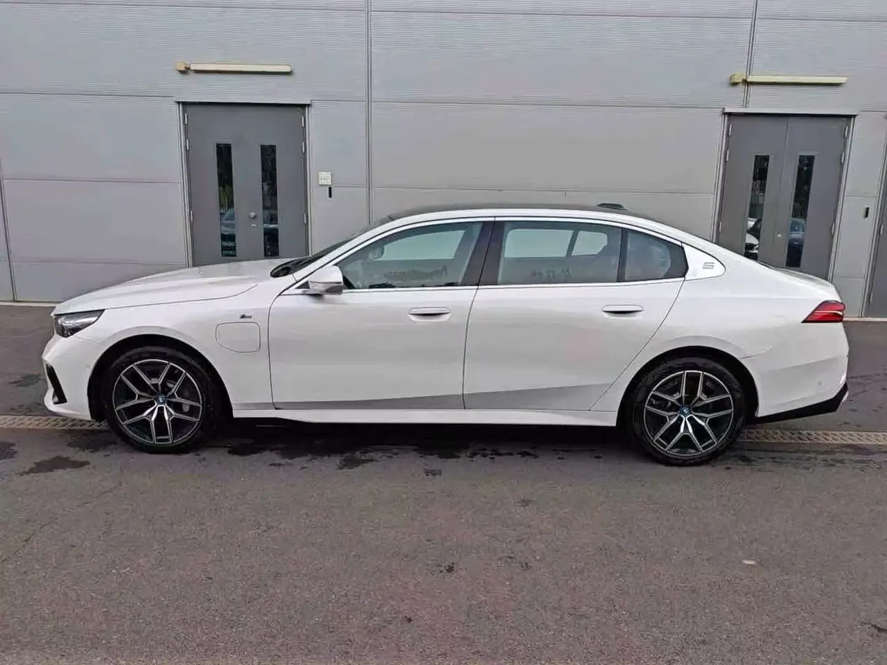 BMW 2024 i5 eDrive 35L Deluxe Set Automatic Gear 8
