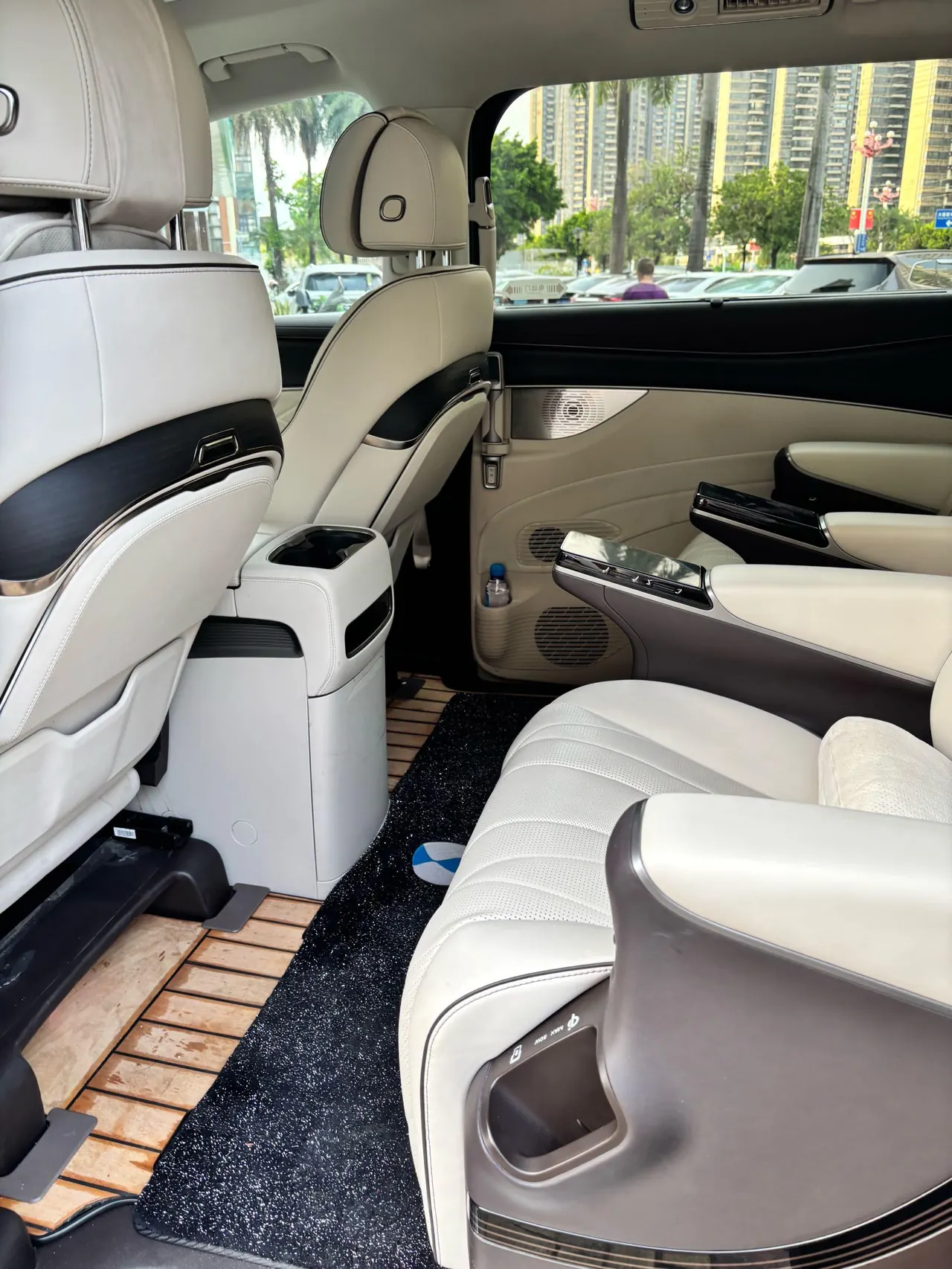 Denza 2024 Denza D9 DM-i 1.5T Stepless 980 Four-wheel Drive Honorable Automatic Gear 4