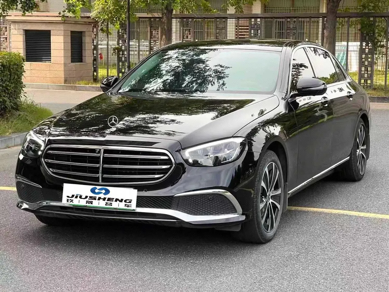 打开图片灯箱:Mercedes Benz E-Class New Energy 2022 E 350 e L 2.0T Sports (Change 2) Automatic Gear