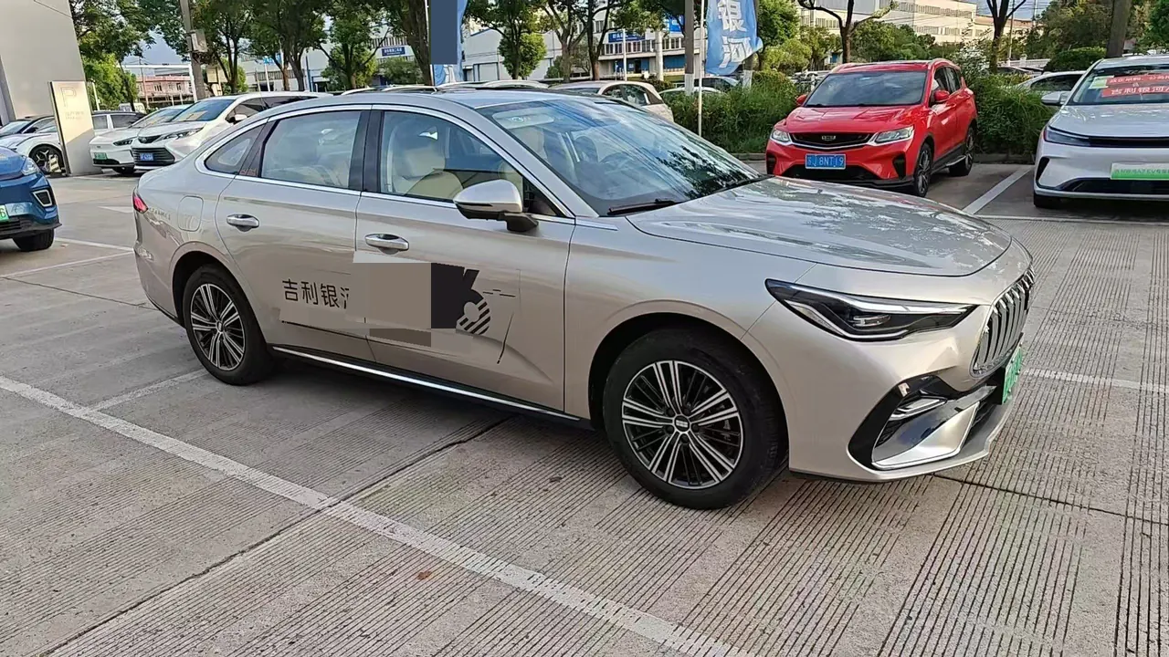 Geely Galaxy 2025 xingyao 6 EM-i 1.5 125km exploration version automatic gear 2