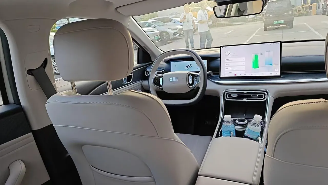 Geely Galaxy 2025 xingyao 6 EM-i 1.5 125km exploration version automatic gear 3