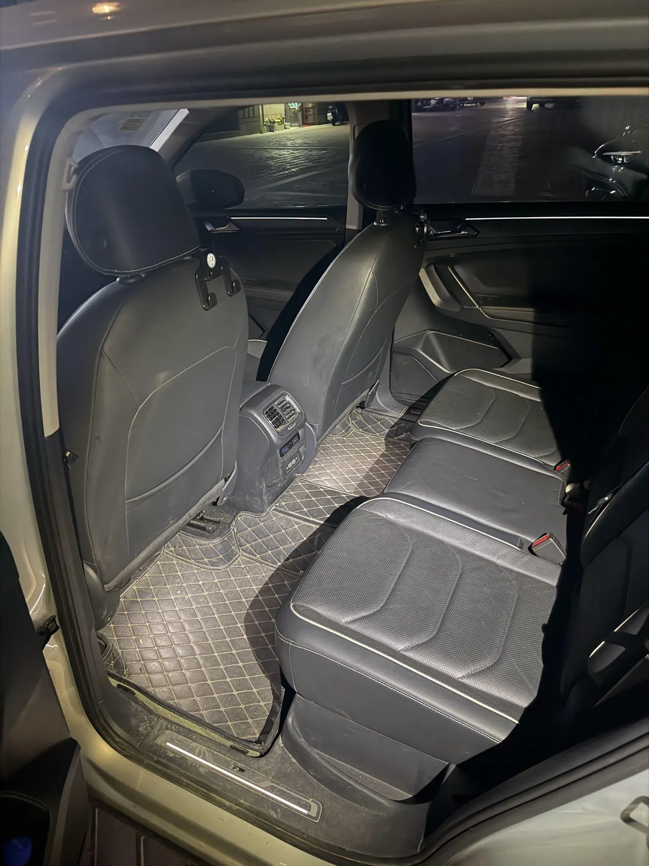 Volkswagen 2020 Tiguan L R-Line 2.0TSI 330TSI Two-Drive Ultimate Automatic Gear 3