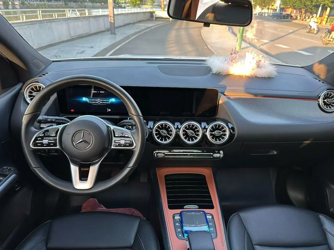 Mercedes Benz 2022 GLA 220 2.0T automatic gear 5