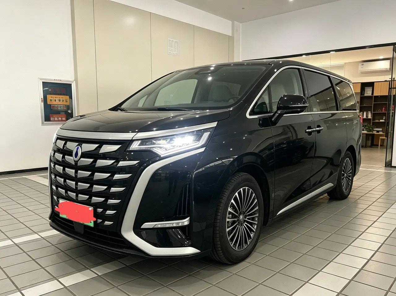 Denza 2022 Denza D9 DM-i 1.5T Stepless 970 Four-wheel Drive Honorable Automatic Gear - View 1