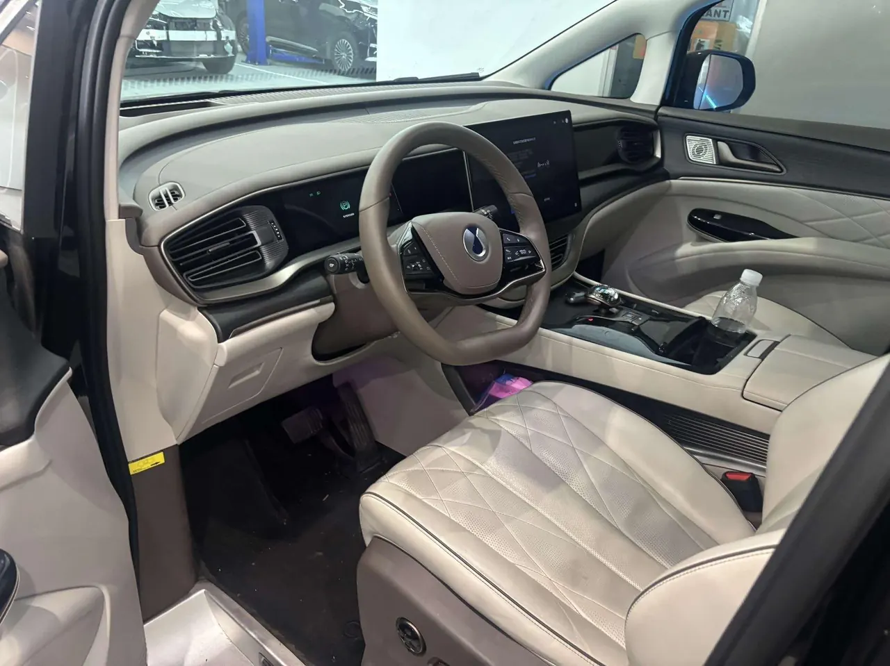 Denza 2022 Denza D9 DM-i 1.5T Stepless 970 Four-wheel Drive Honorable Automatic Gear 5