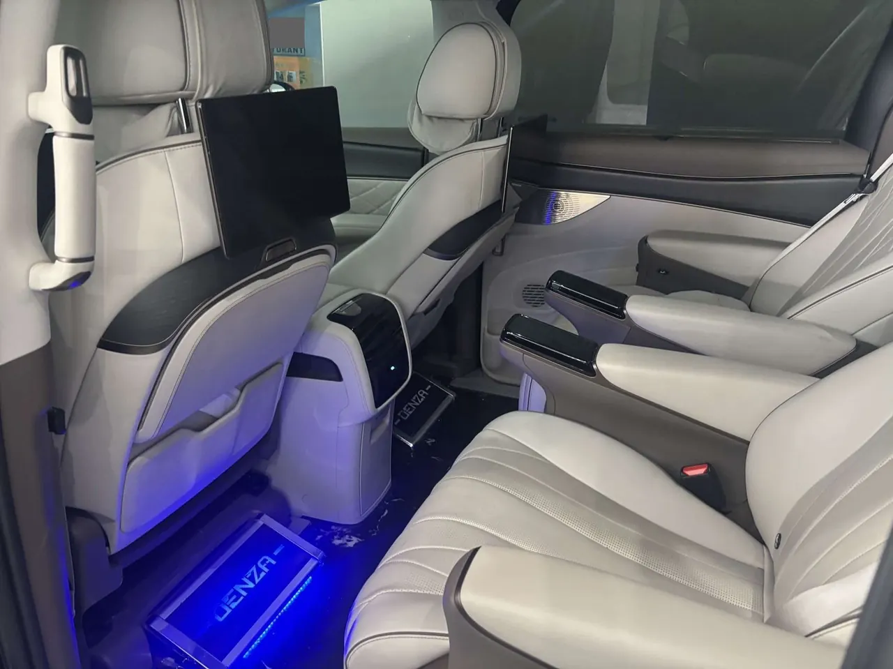 Denza 2022 Denza D9 DM-i 1.5T Stepless 970 Four-wheel Drive Honorable Automatic Gear 6