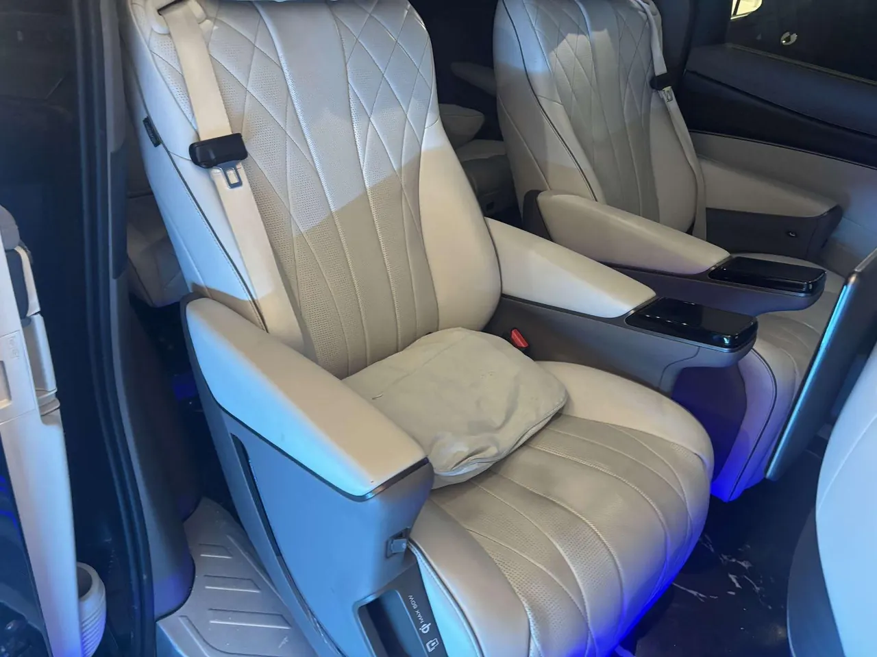 Denza 2022 Denza D9 DM-i 1.5T Stepless 970 Four-wheel Drive Honorable Automatic Gear 7