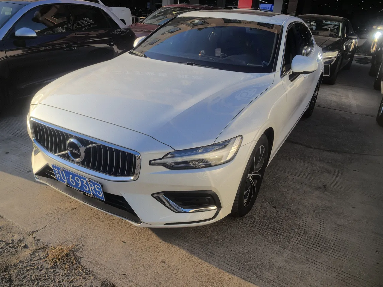 Volvo 2022 S60 48V 2.0T B4 Zhiyi Deluxe Edition Automatic Gear - View 1