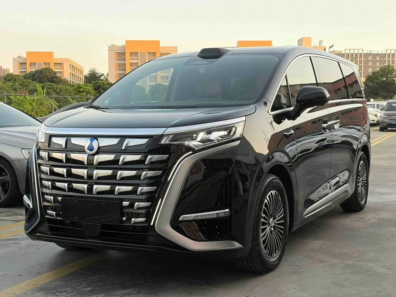 Open image lightbox: Denza 2026 Denza D9 DM-i 1.5T stepless four-wheel drive flash charging luxury automatic gear