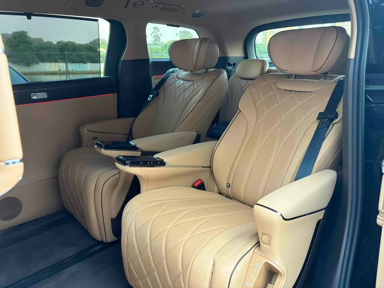 Denza 2026 Denza D9 DM-i 1.5T stepless four-wheel drive flash charging luxury automatic gear 4