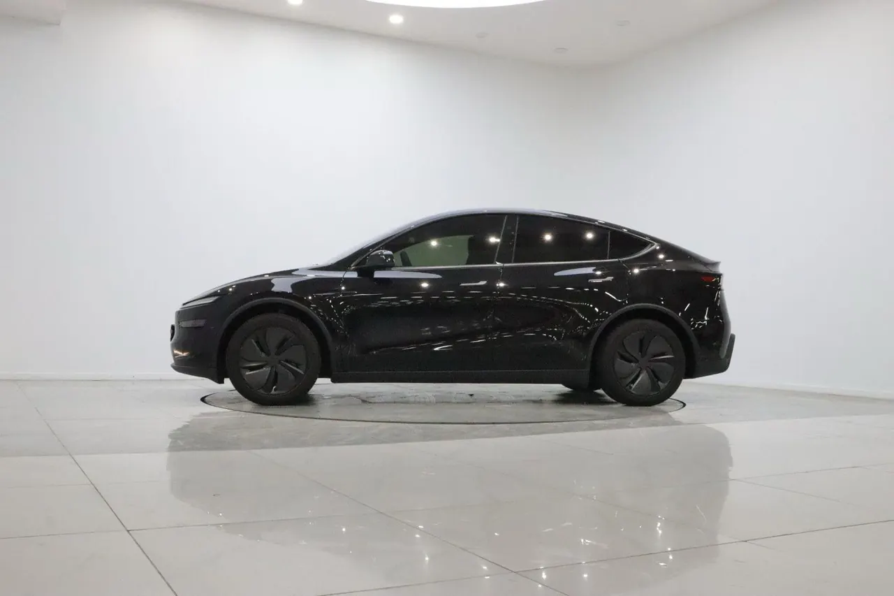 Tesla 2026 Model Y Long Range Rear-Wheel-Drive Automatic 3