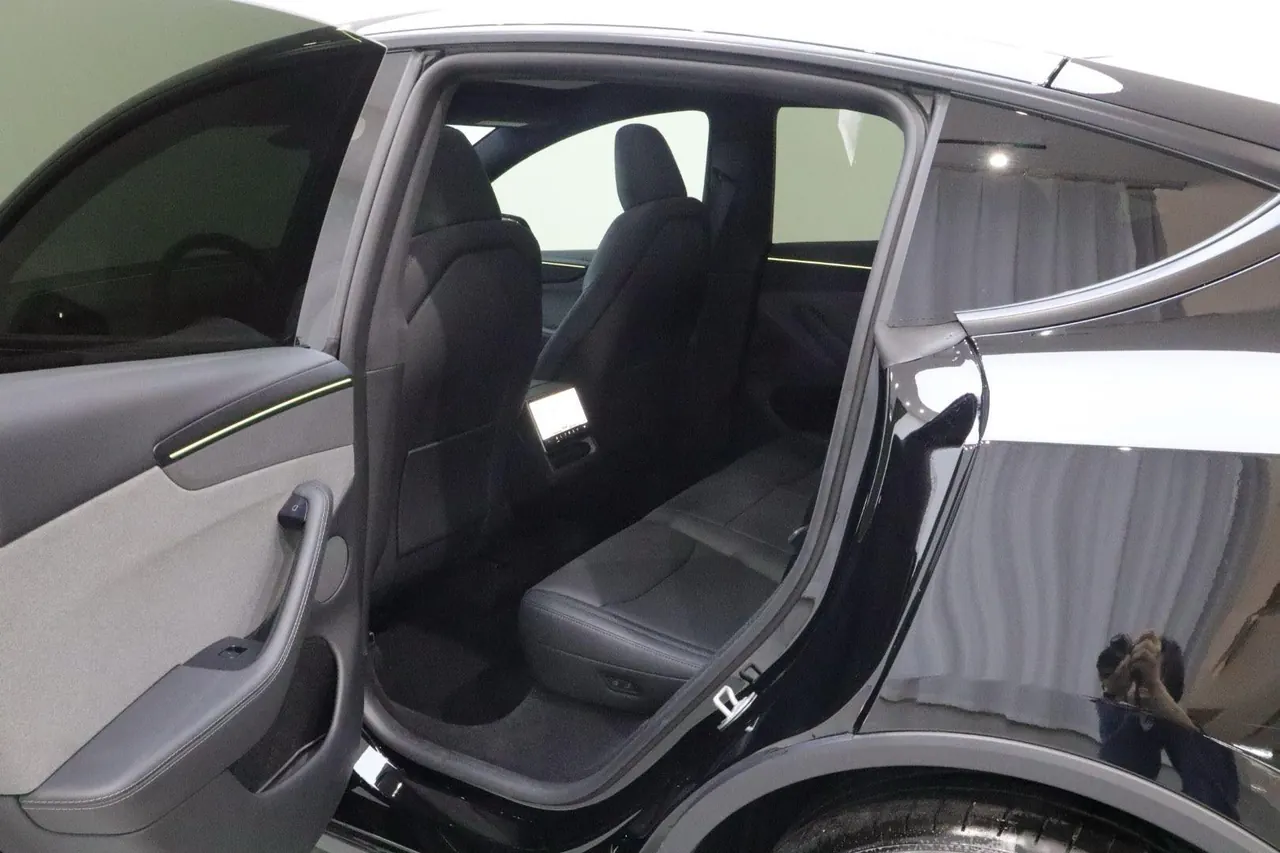 Tesla 2026 Model Y Long Range Rear-Wheel-Drive Automatic 5
