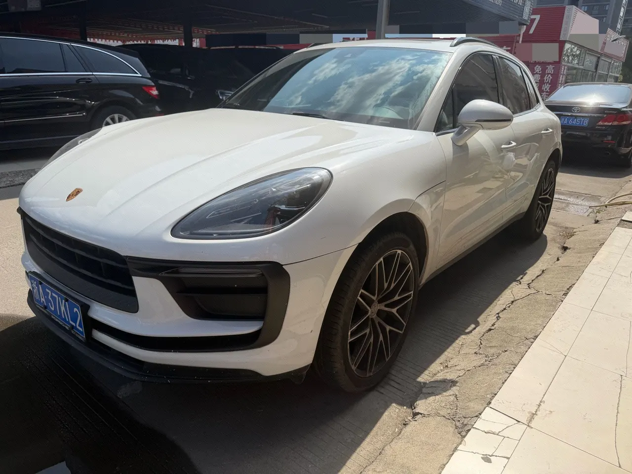 Porsche Macan (Imported) 2022 Macan 2.0T Automatic Gear - View 1