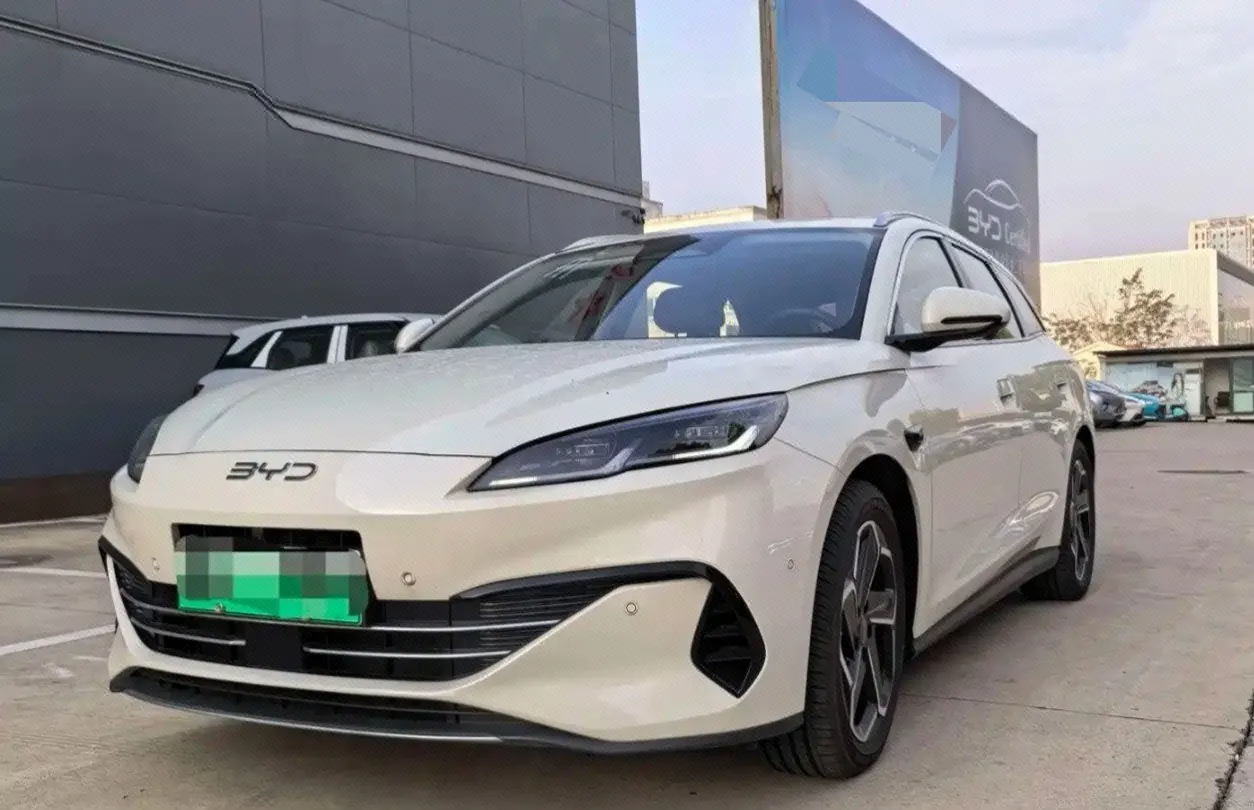 Открыть галерею: BYD 2025 seals 06 DM-i 1.5 stepless travel version 150KM exclusive automatic gear