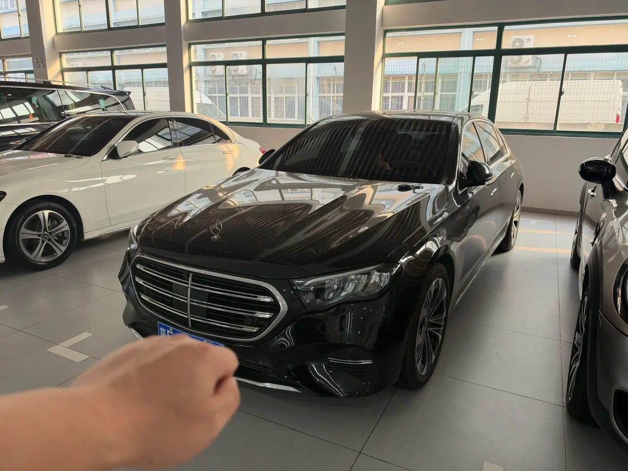 Открыть галерею: Mercedes Benz E Class 2025 E 300 L 48V 2.0T Luxury Automatic Gear