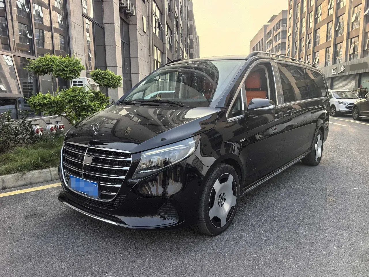 Mercedes Benz V 2024V 300 L 48V 2.0T Deluxe Automatic Gear - View 1