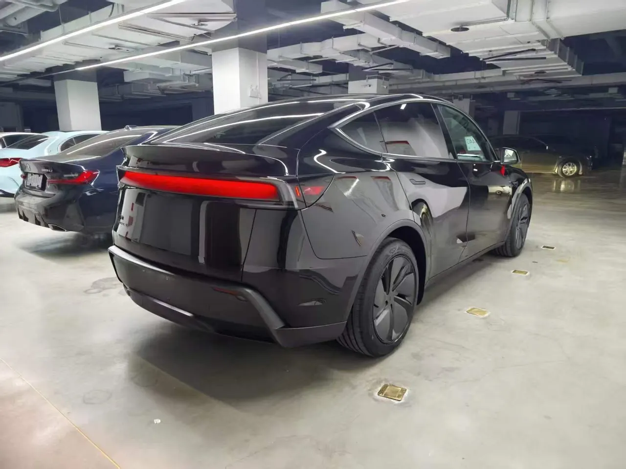 Tesla 2026 Model Y Rear-Wheel-Drive Automatic 3