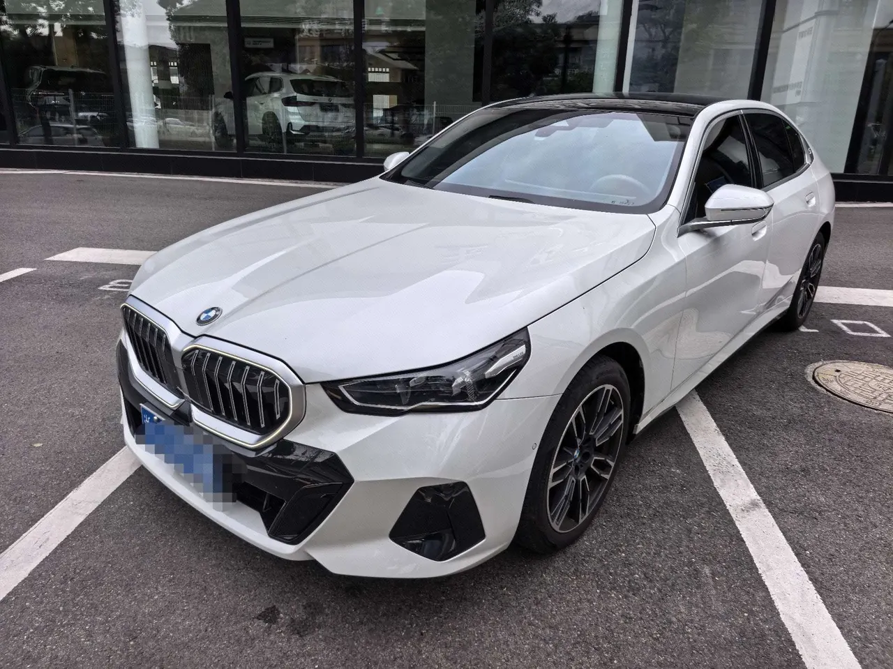 Открыть галерею: BMW 5 Series 2026 model 530Li 48V 2.0T Leading Edition M Sport Package Automatic