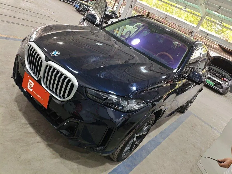 Открыть галерею: BMW 2026 X5 xDrive30Li 48V 2.0T exclusive m sports obsidian night suit automatic gear