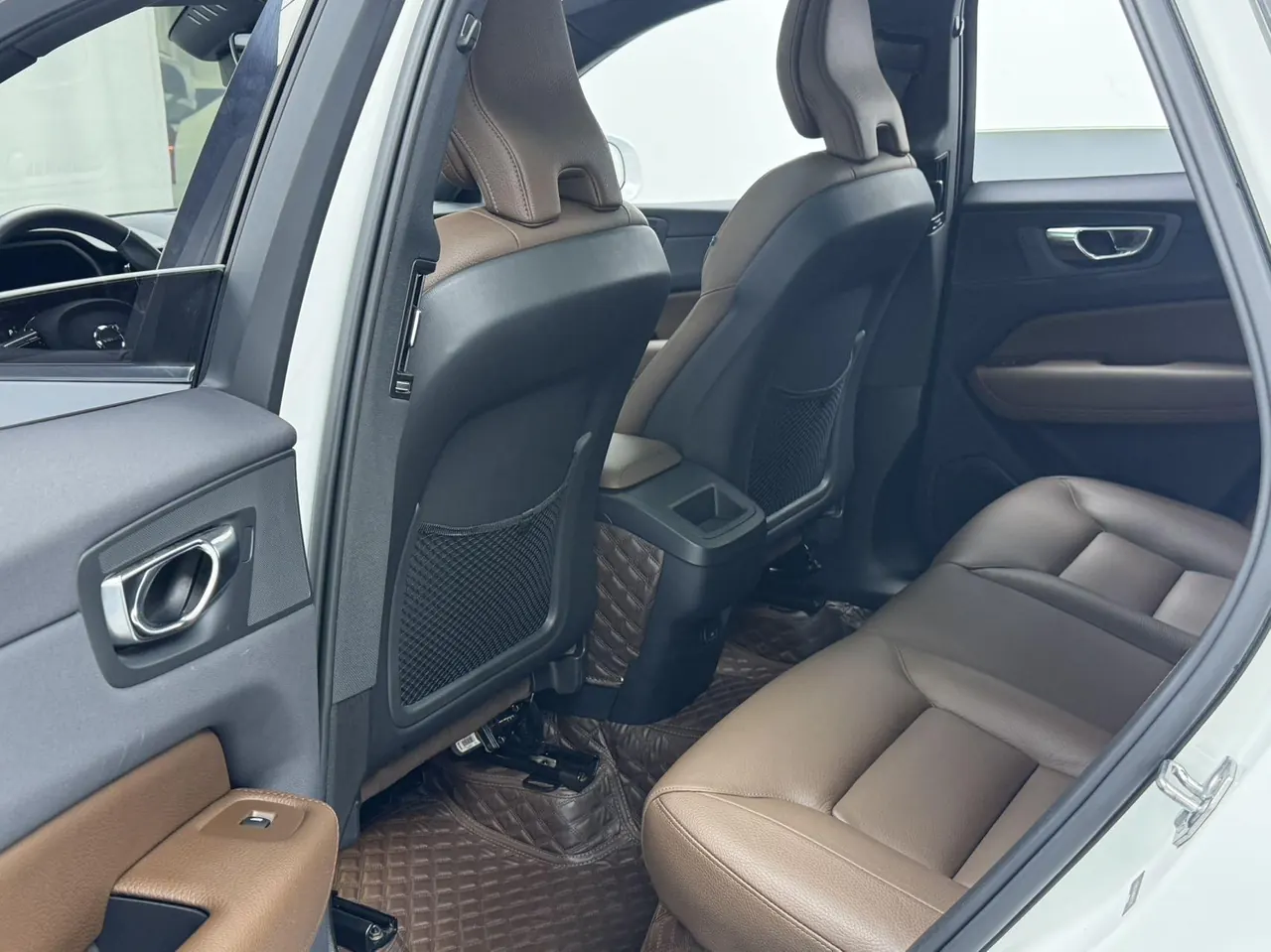 Volvo 2024 XC60 48V 2.0T B5 4-wheel drive Zhiyuan Deluxe Edition Automatic Gear 5