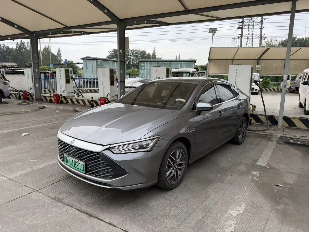 Открыть галерею: BYD 2021 Qin PLUS DM-i 1.5 stepless flagship 120KM automatic gear